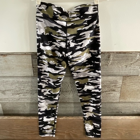 The Upside Pearl Camo Midi Leggings Size 8 (I1) - Picture 3 of 8
